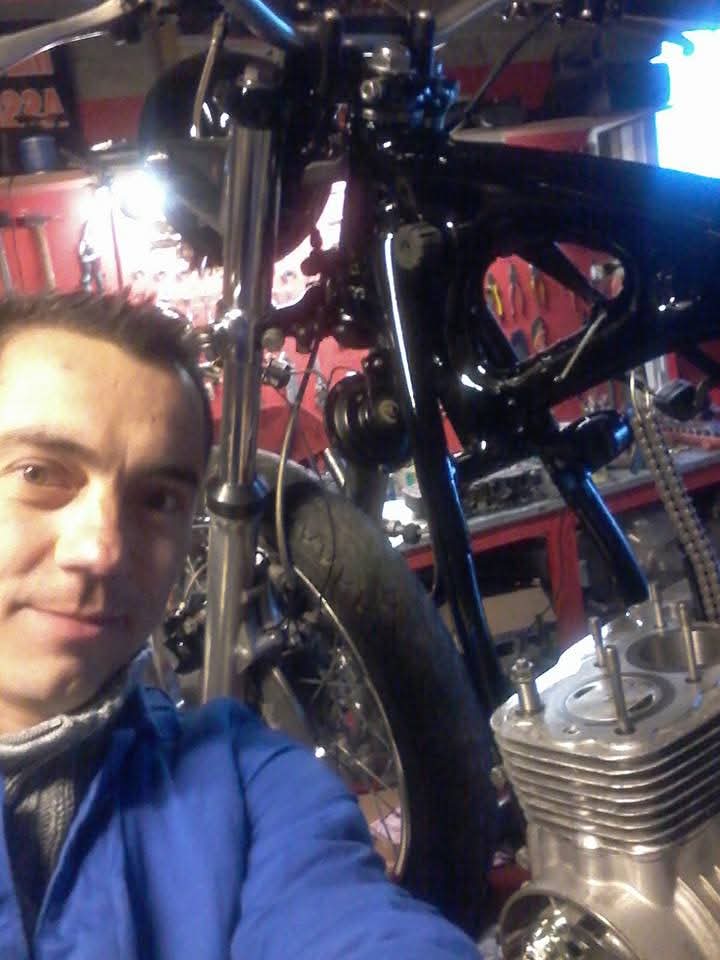 Le mécanicien de ROUBY SEB MOTO au travail sur une moto dans son atelier, entouré de son outillage.