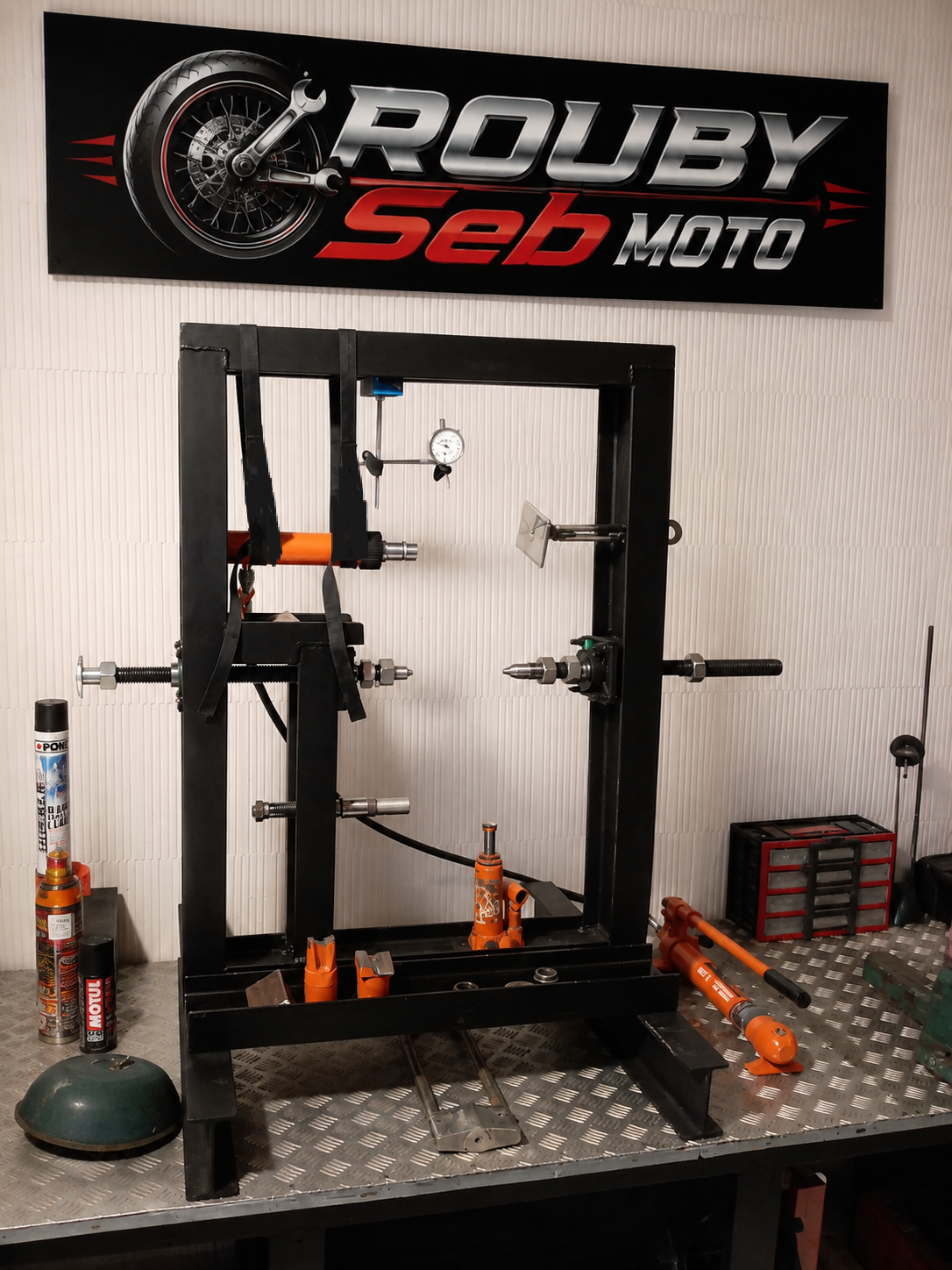 Banc de redressage et outillage spécialisé pour jantes et roues moto à l'atelier ROUBY SEB MOTO.