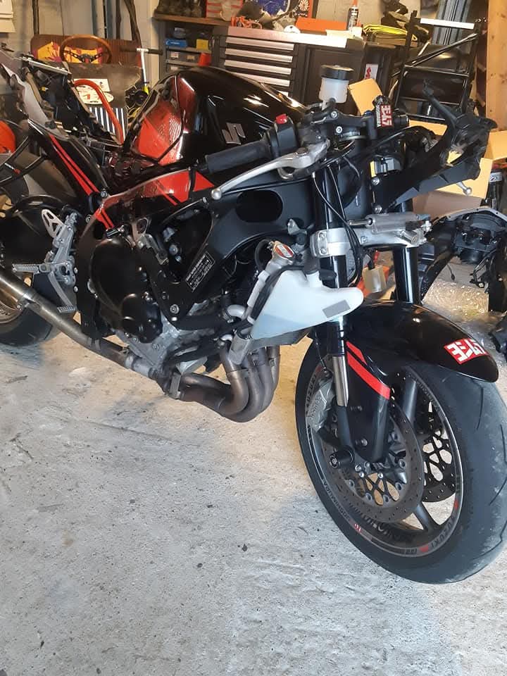 Suzuki GSX-R démontée à l'atelier, carénage d'origine déposé avant préparation piste.